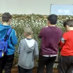 Як у Шепетині допомагають фронту (ФОТО) Пластуни з Шепетина плетуть сітку.