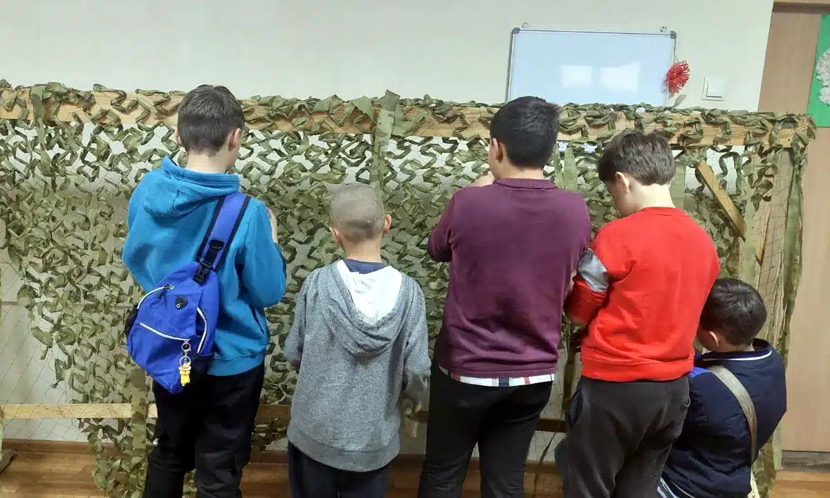 Пластуни з Шепетина плетуть сітку.