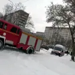 Пожежне авто витягує швидку зі снігової пастки.