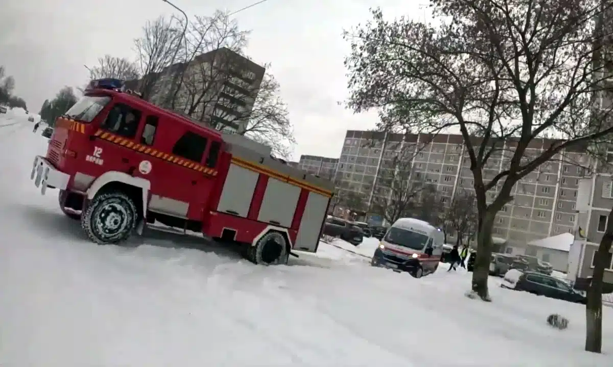 Пожежне авто витягує швидку зі снігової пастки.