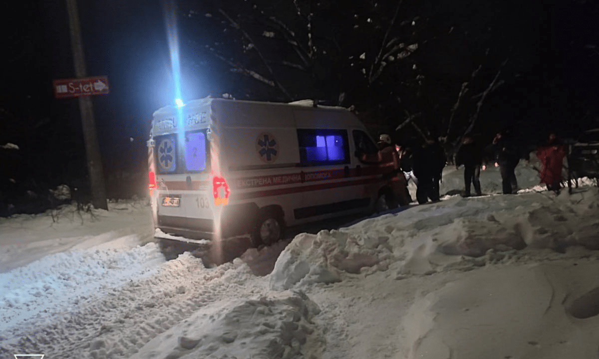 Швидка з пацієнтом застрягла у заметі в Рівному