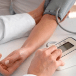 Скринінг здоровʼя для людей від 40 років — вимірювання артеріального тиску під час профілактичного медичного обстеження