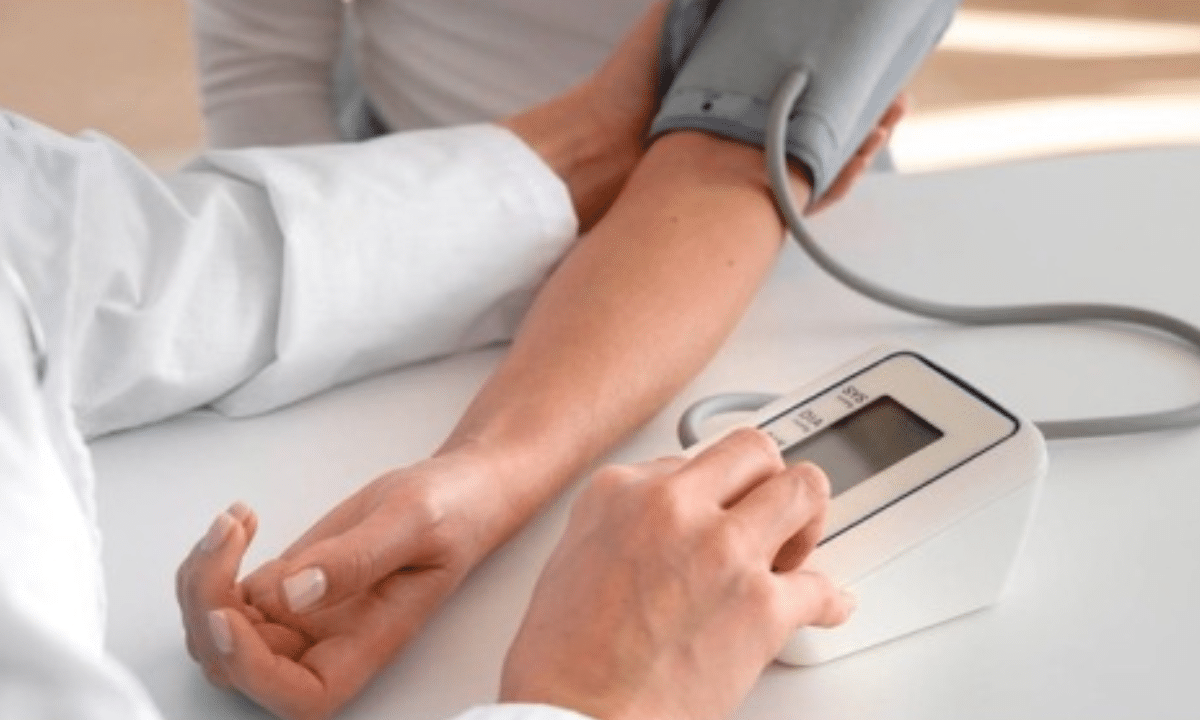 Скринінг здоровʼя для людей від 40 років — вимірювання артеріального тиску під час профілактичного медичного обстеження