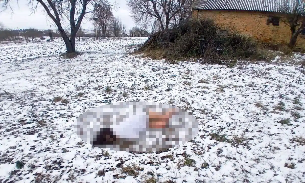 Тіло жінки лежить на газоні.