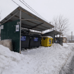 Контейнерний майданчик для сміття в Рівному, завалений снігом, через що ускладнений проїзд сміттєвозів КАТП 1728