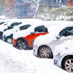 Авто, присипані снігом.