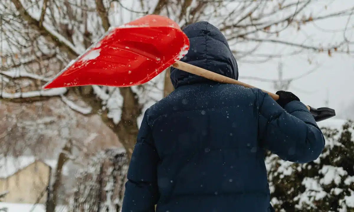 Якою буде погода на Рівненщині 6 січня – синоптики обіцяють сильну хуртовину й ожеледицю Чоловік з лопатою для снігу.