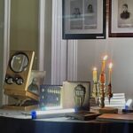 Експозиція фотовиставки зі старими фотокамерами, архівними світлинами та свічками у Рівному