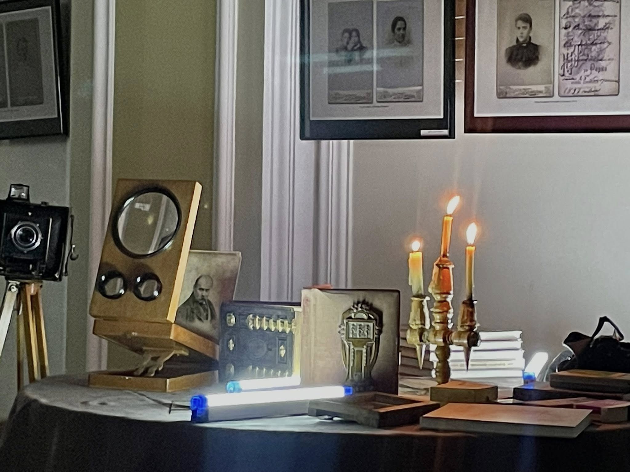 Експозиція фотовиставки зі старими фотокамерами, архівними світлинами та свічками у Рівному