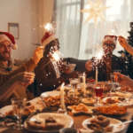 Святкова вечеря вдома: родина та друзі за різдвяним столом із святковими стравами, ялинкою та бенгальськими вогнями.