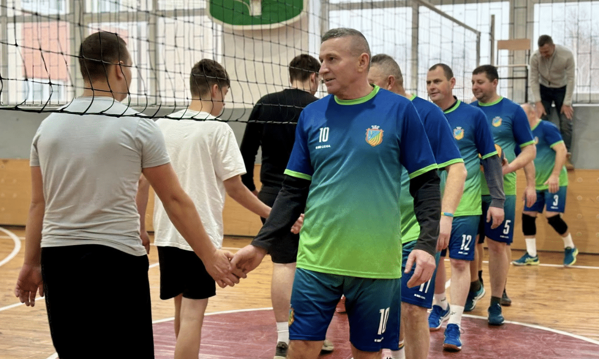 учасники та представники влади тиснуть руки після гри в спортивній залі ліцею