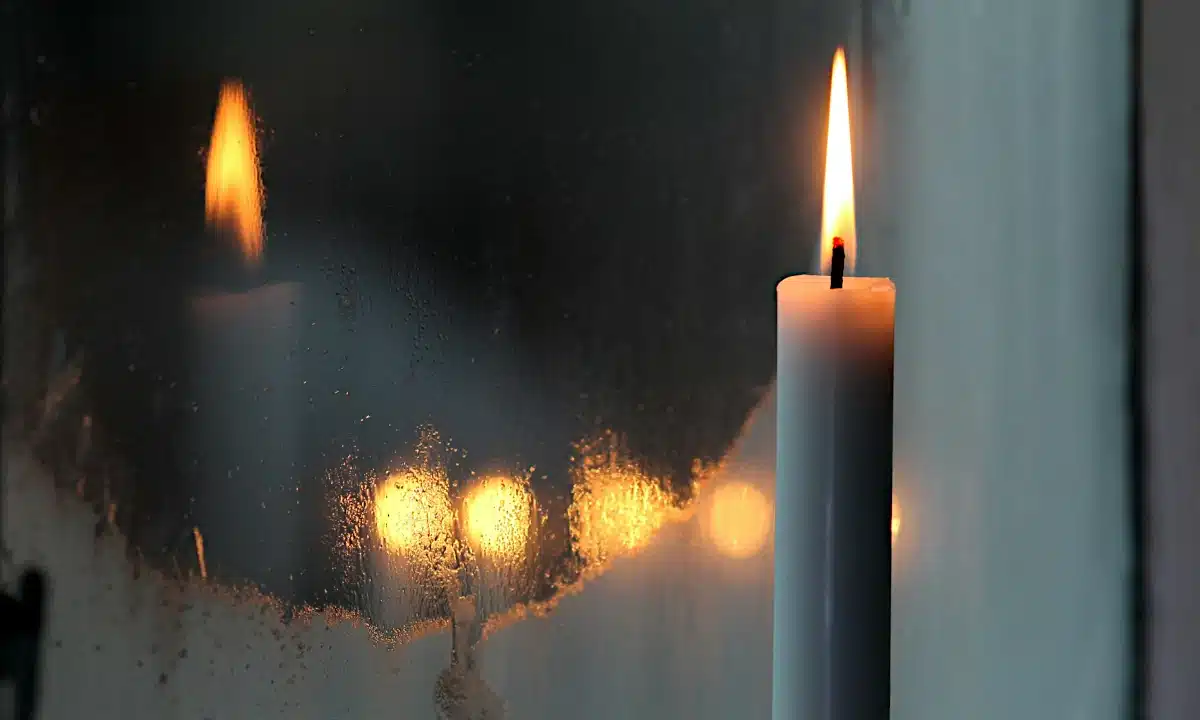 Свічка біля морозного вікна.