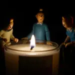 Графіки відключень електроенергії на Рівненщині у вівторок, 6 січня Горить свічка, навколо іграшкові фігурки людей.