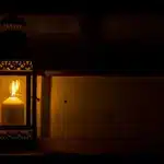 На книжковій полиці горить свічка.