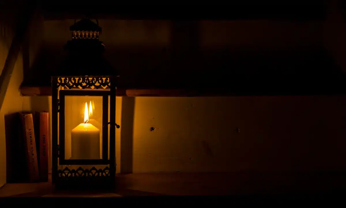 На книжковій полиці горить свічка.