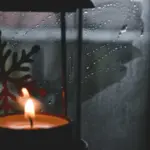 Свічка на підвіконні.