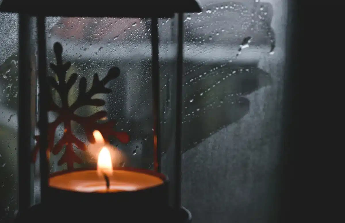 Свічка на підвіконні.
