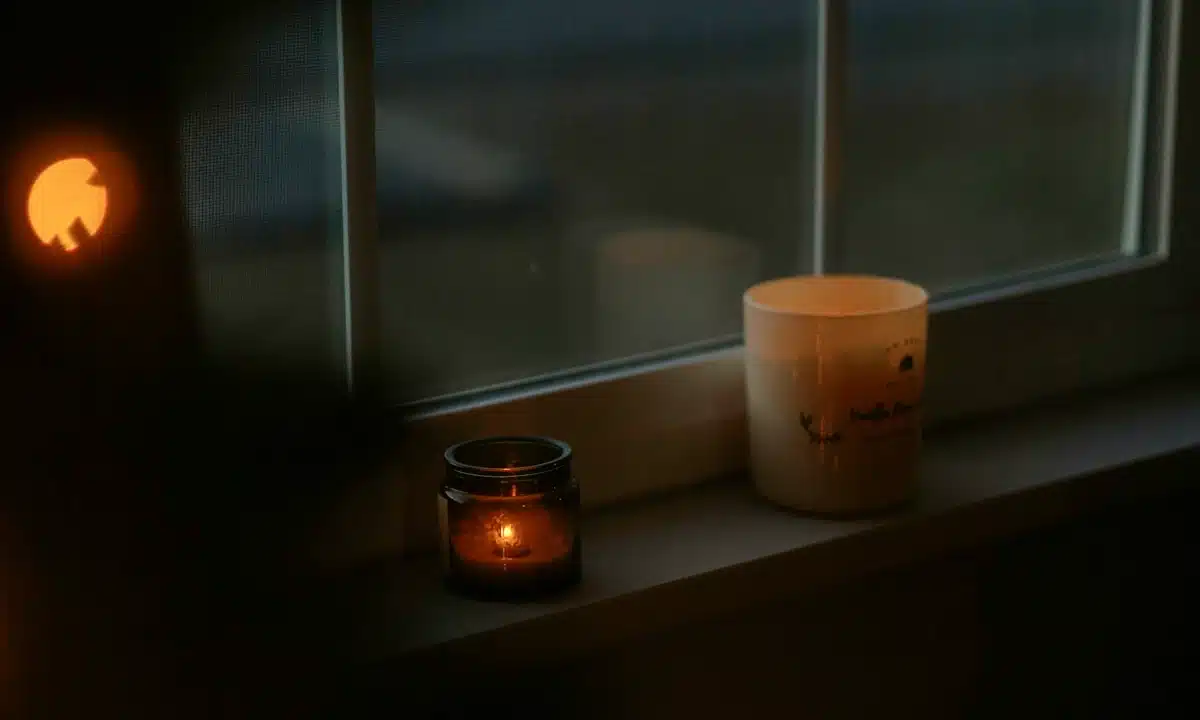 Свічка на вікні.