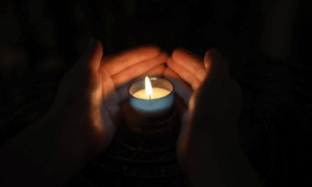 Як безпечно користуватися свічками та ліхтарями Безпека свічок і ліхтарів під час відключень світла