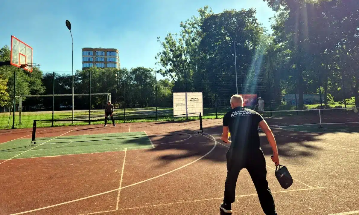 Тенісний корт.