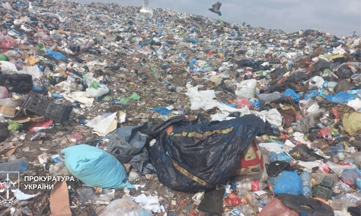 Убив товариша та викинув тіло на смітник