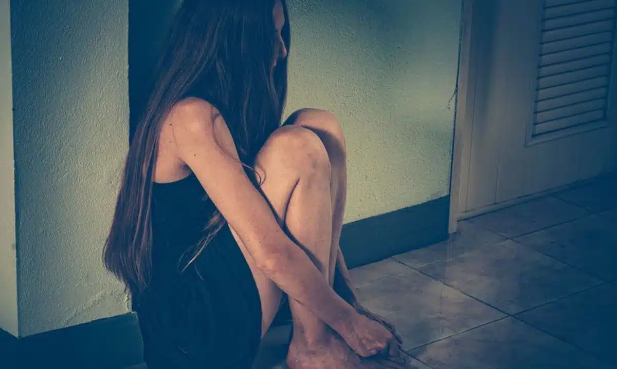 Торгівля людьми на Рівненщині не зникає – торік статус потерпілих отримали четверо людей Жінка сидить на підлозі.