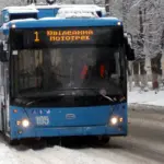 Тролейбус №1 на засніженій дорозі у Рівному.