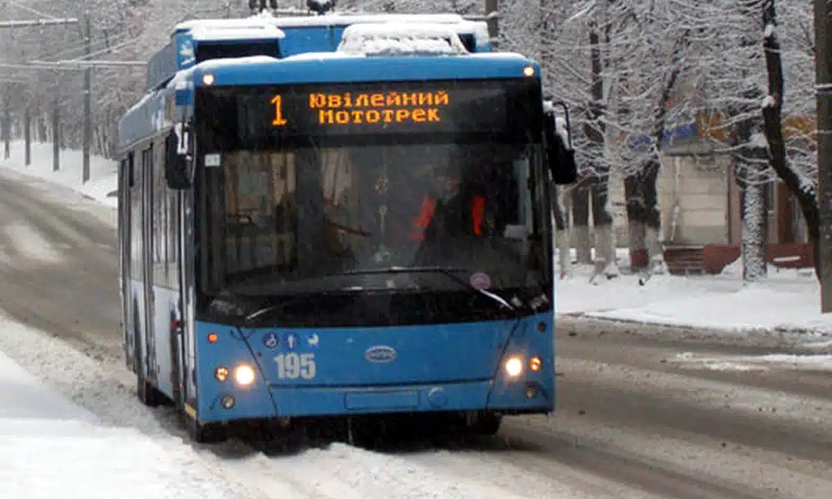 Тролейбус №1 на засніженій дорозі у Рівному.