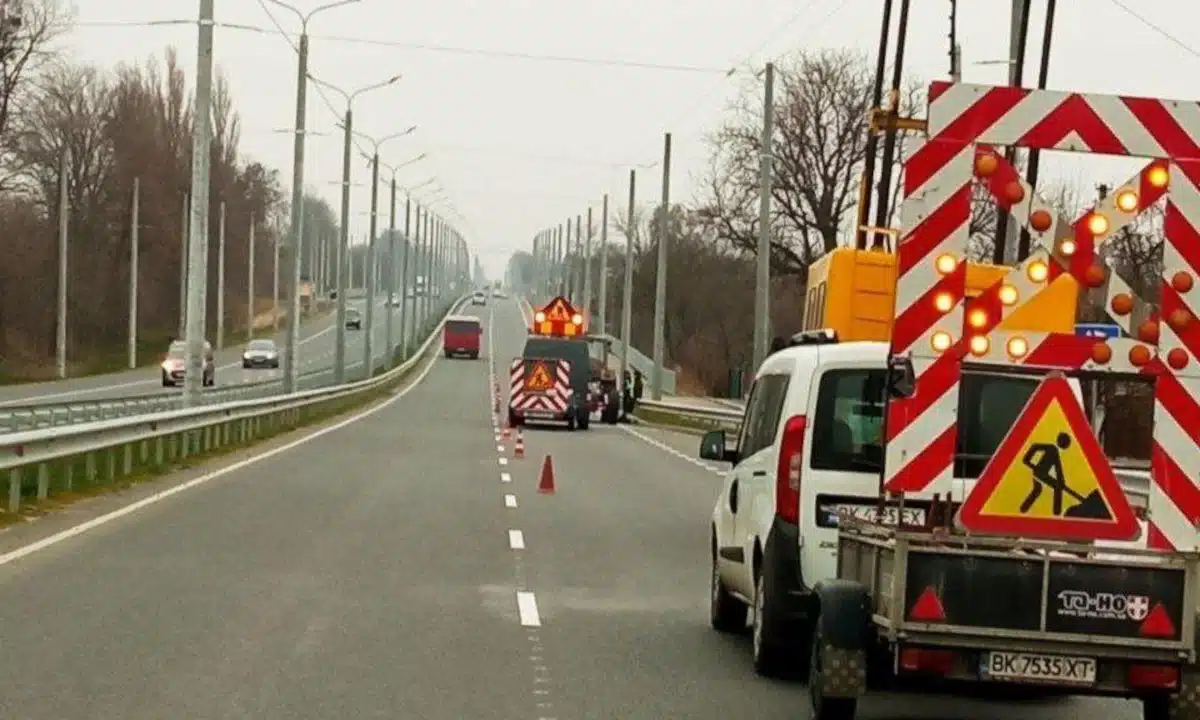 Електрики відновлюють контактну лінію для тролейбусів між Рівним і Городком.