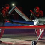 Військові працюють із безпілотним літальним апаратом у темну пору доби
