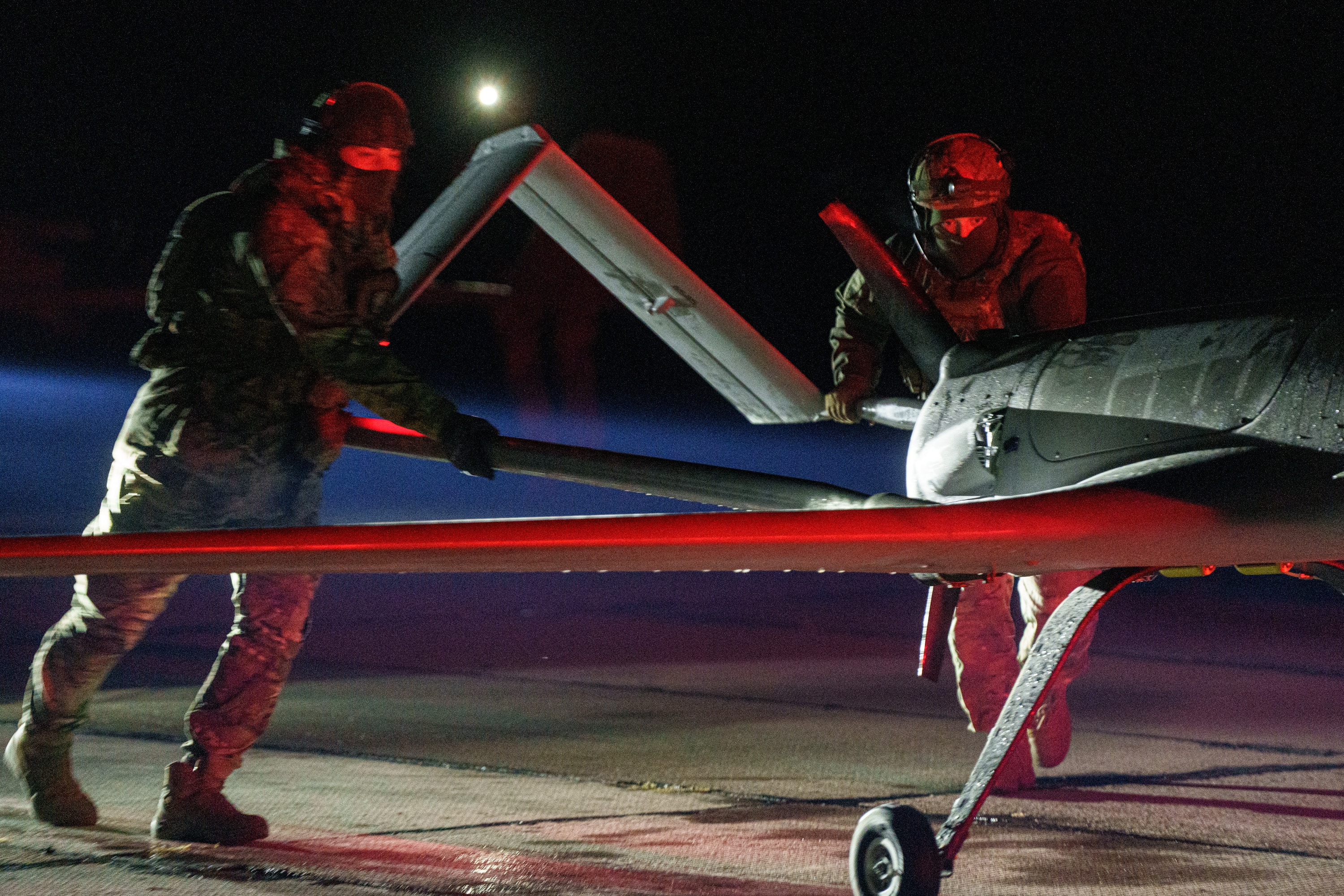 Військові працюють із безпілотним літальним апаратом у темну пору доби
