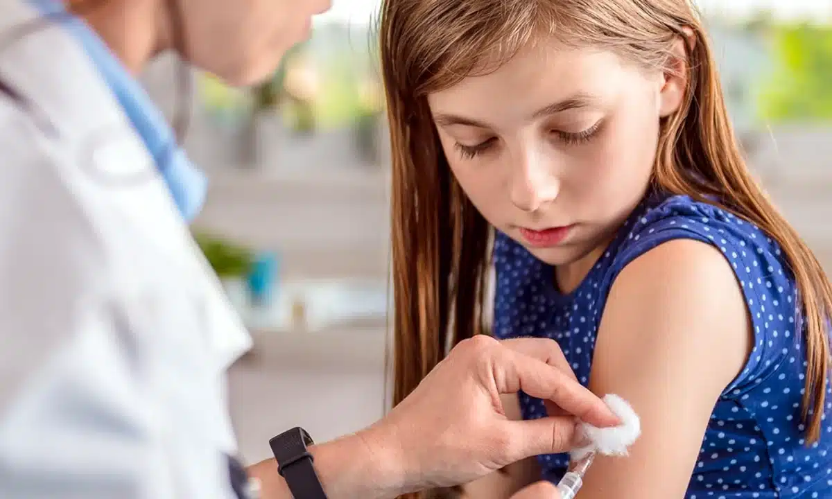 Лікарка вводить вакцину дівчинці.