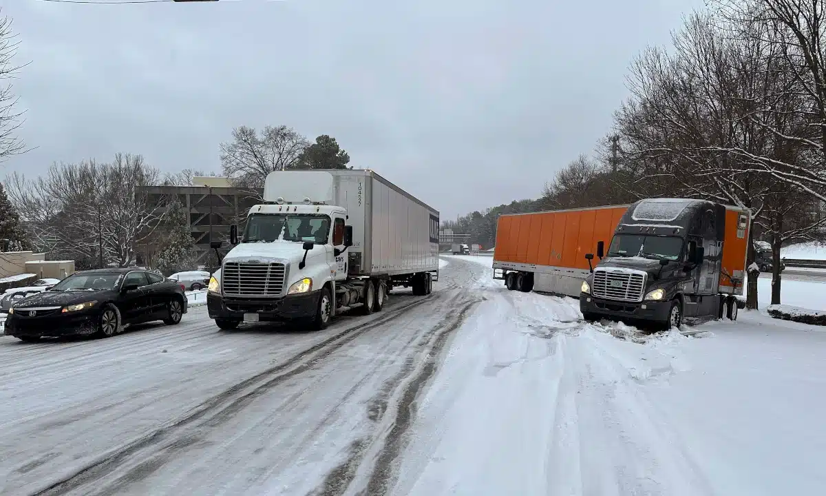 Де водіям вантажівок перечекати негоду. На Рівненщині працюють 16 пунктів відстою Вантажівки на засніженій дорозі.