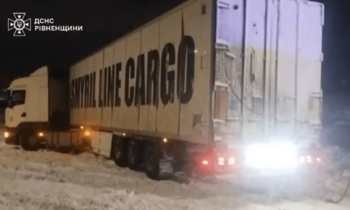 Рятувальники у Рівному відновили рух після інциденту з вантажівкою рятувальники надали допомогу по буксируванню вантажного автомобіля
