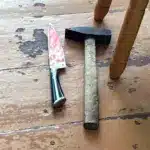 Знаряддя вбивства - ніж і молоток.