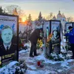 Працівники відновлюють пошкоджені портрети.