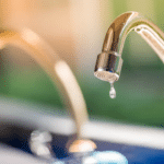 Кран із якого капає вода