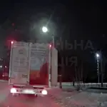 Вантажівка з відкритим вантажним відсіком.