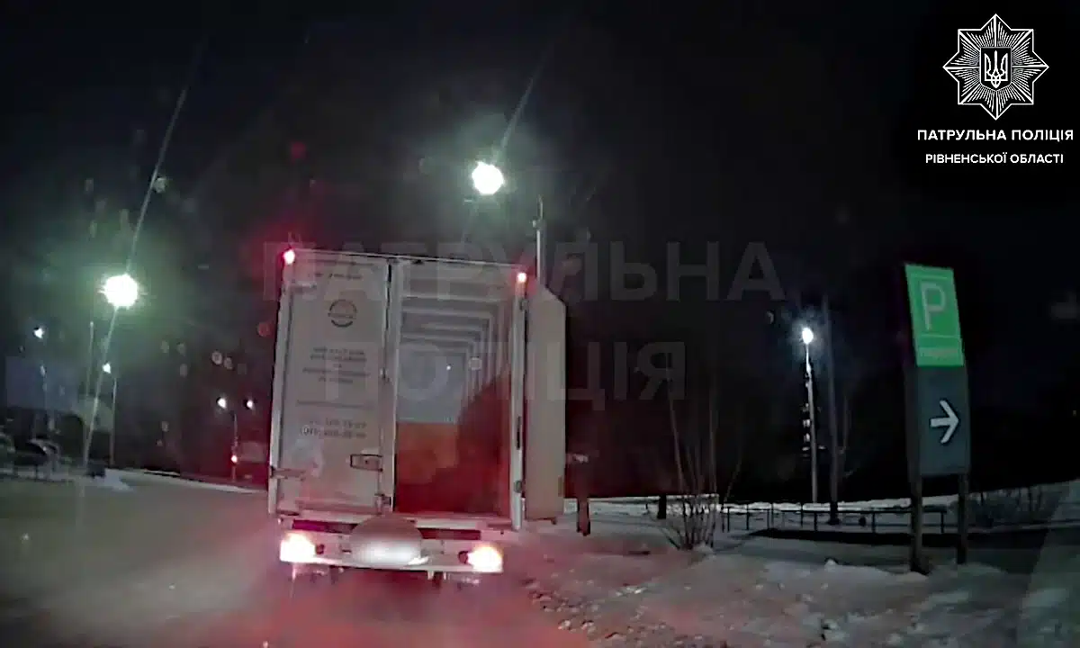 Вантажівка з відкритим вантажним відсіком.