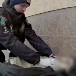 Патрульний проводить реанімацію знепритомнілого чоловіка у Рівному.