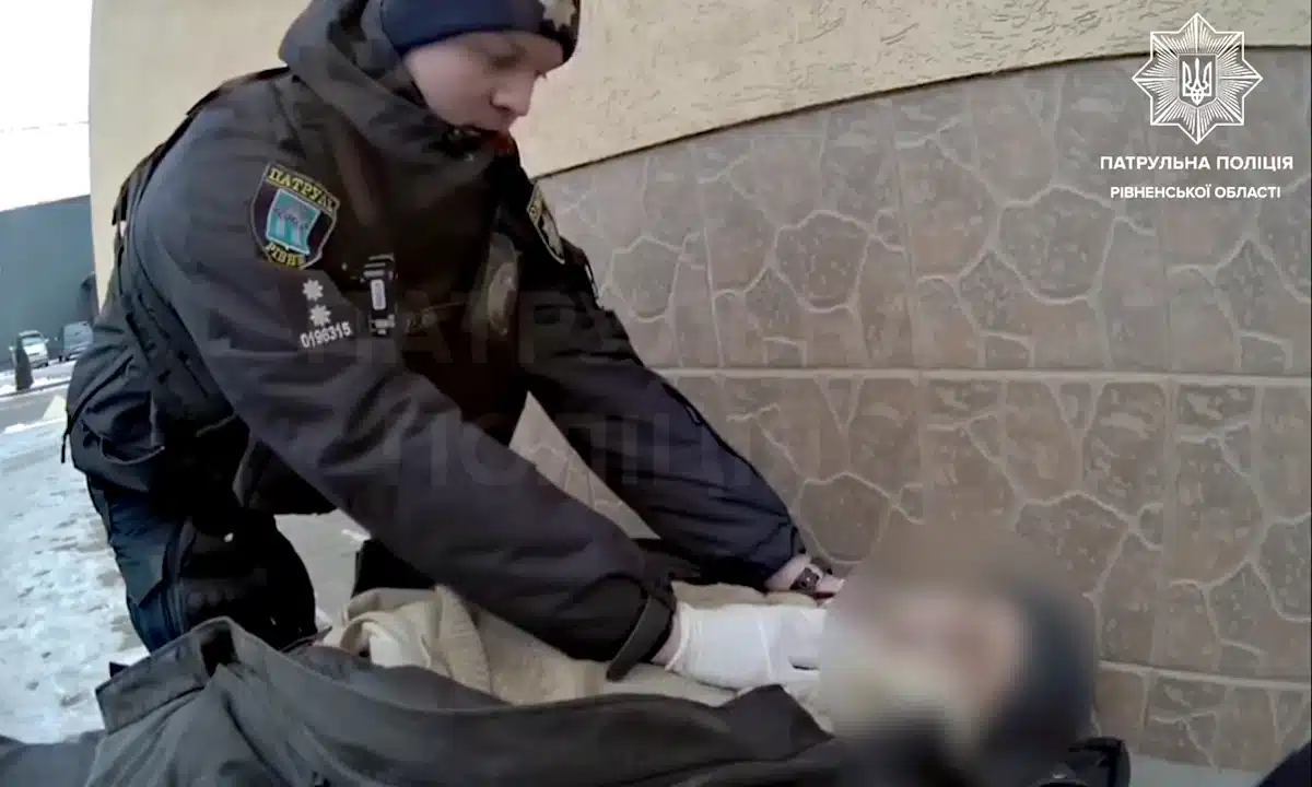 Патрульний проводить реанімацію знепритомнілого чоловіка у Рівному.