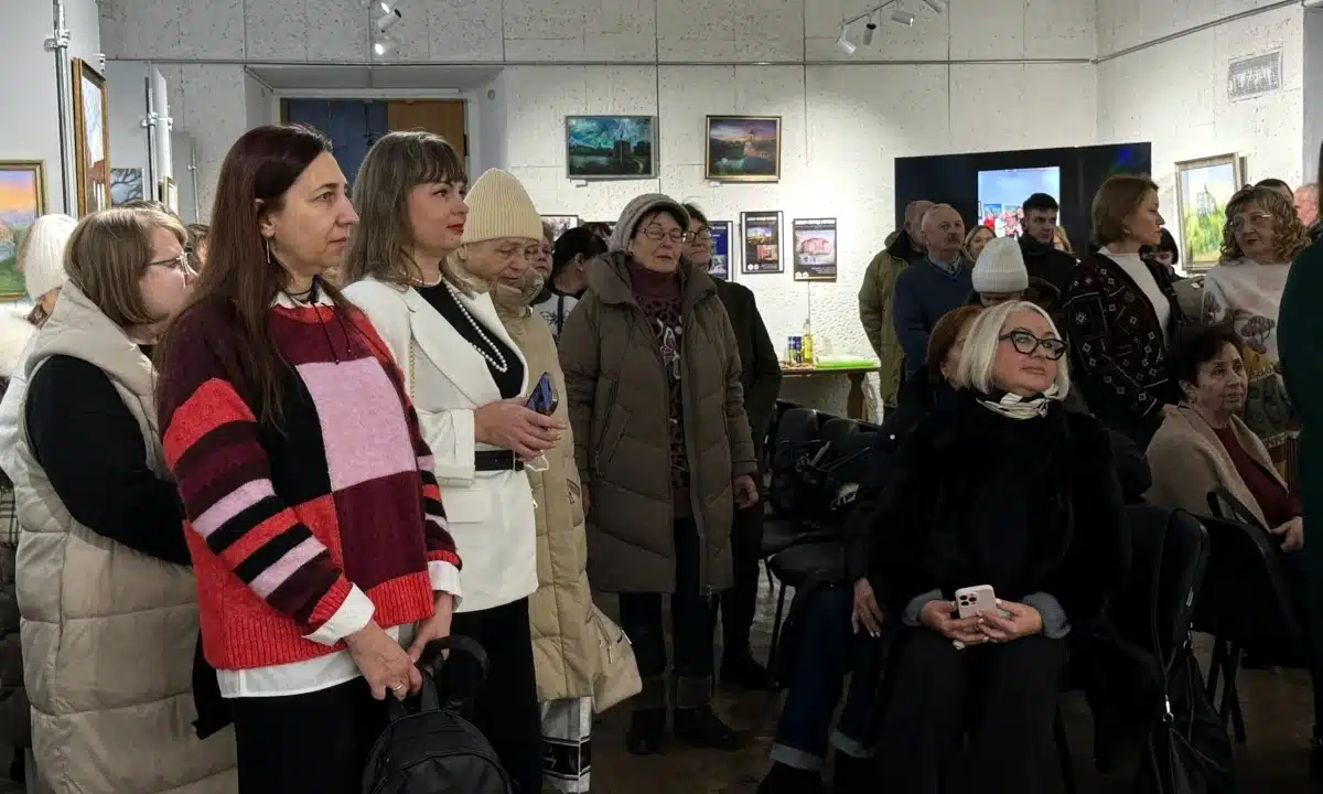 Присутні на відкритті виставки.