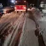 Рятувальники витягають швидку зі снігу.