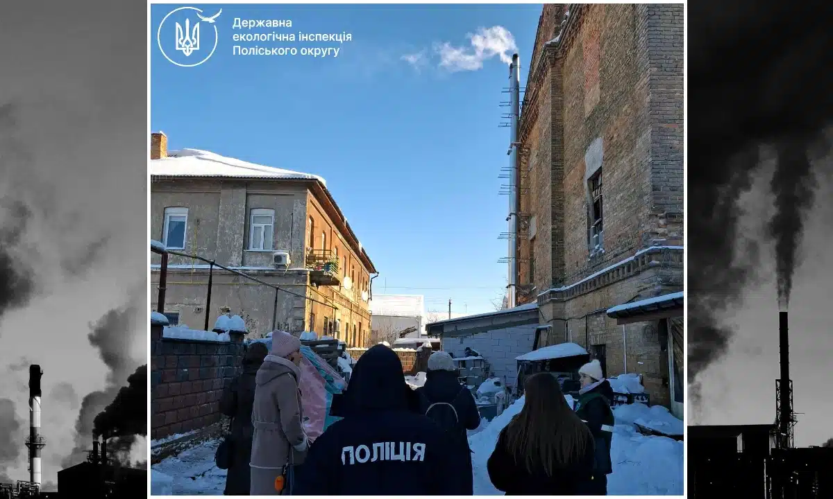 Білий дим видно з димарів котельні.