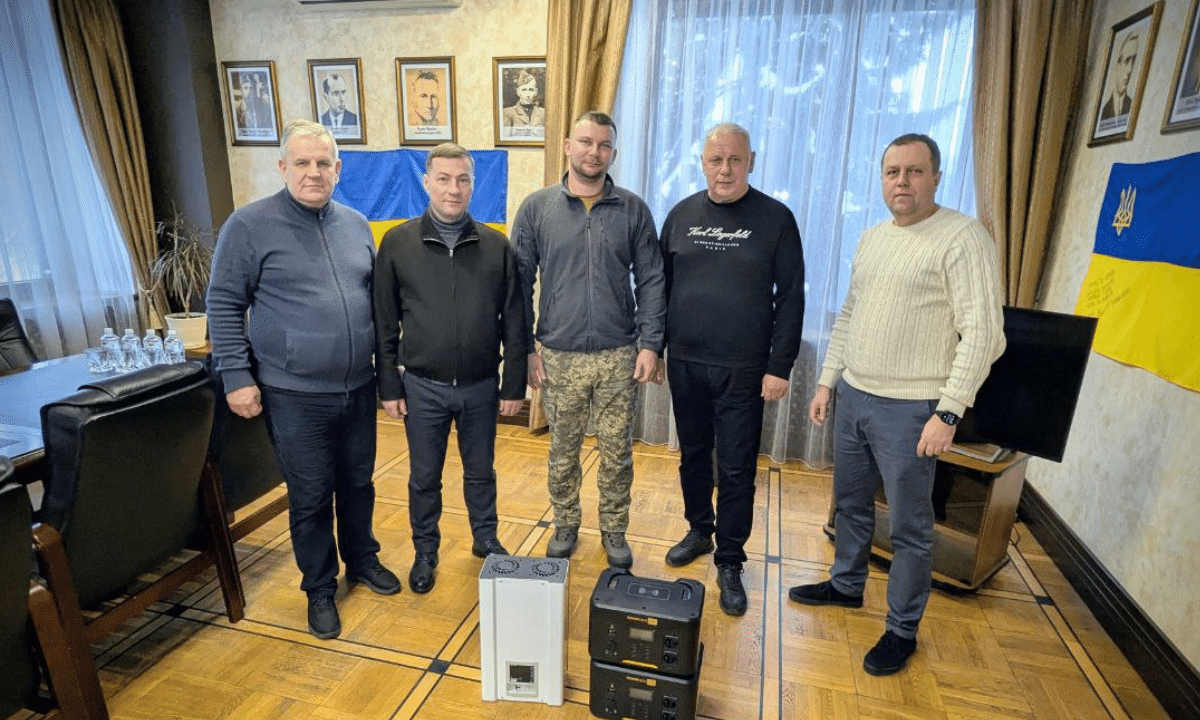 Офіцеру з Рівненщини вручили «Хрест Клима Савура» за службу і бої на передовій Нагородження підполковника ЗСУ Тараса Деркача «Хрестом Клима Савура»