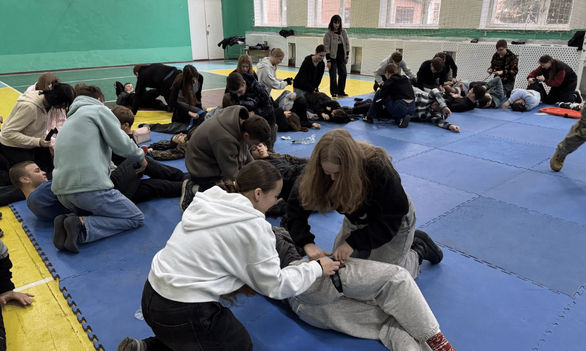 У школах Рівненщини зросла кількість вчителів «Захисту України» Урок предмета «Захист України» у школі Рівненщини