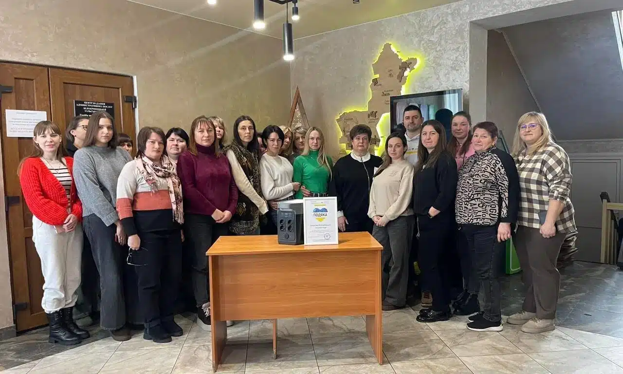 Зарядну станцію для військових придбали у Білокриницькій громаді Працівники Білокриницької сільради із придбаною зарядною станцією.