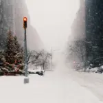 Чого чекати від погоди на Рівненщині 8 січня – сильний сніг, ускладнення на дорогах Засніжена вулиця міста.