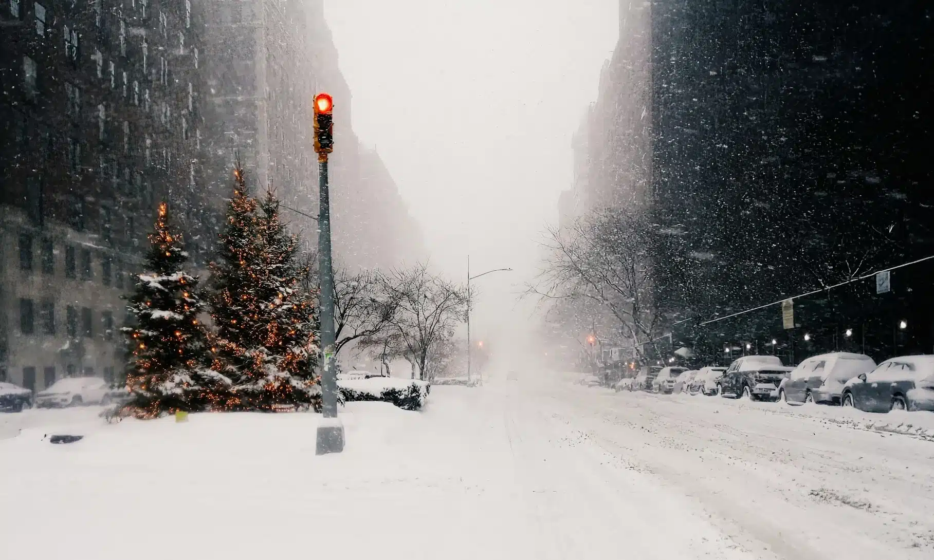 Засніжена вулиця міста.