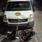 Потрощений скутер і авто, яке його збило.